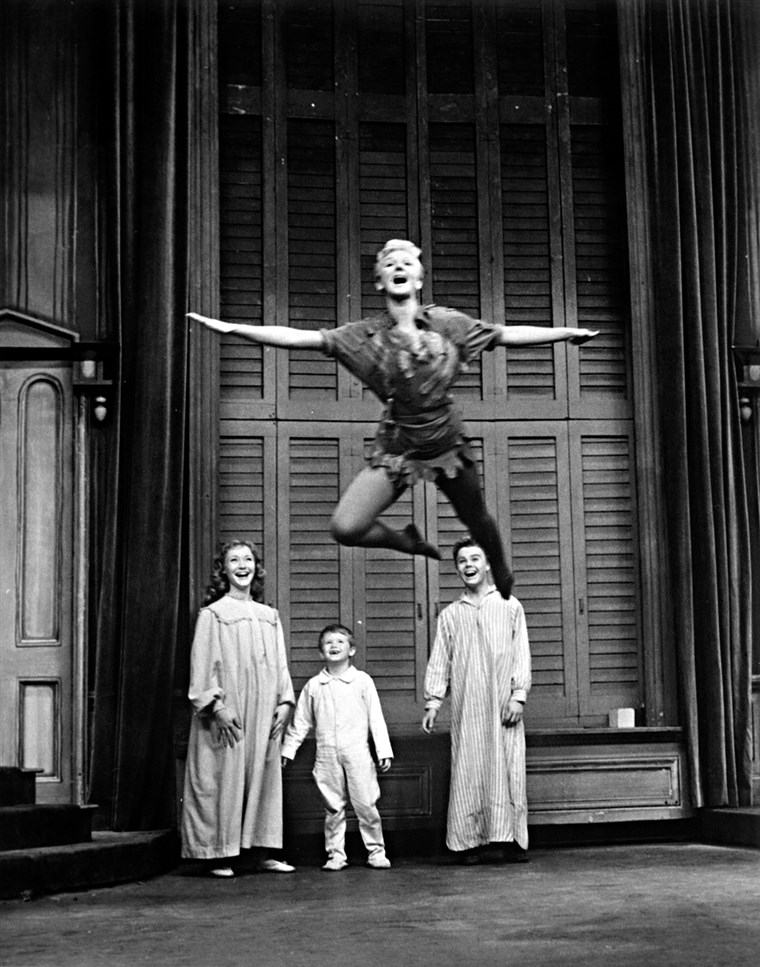 Дева Мария Martin as Peter Pan, with the Darling children Maureen Bailey, Kent Fletcher and Joey Trent in a 1960 TV special.