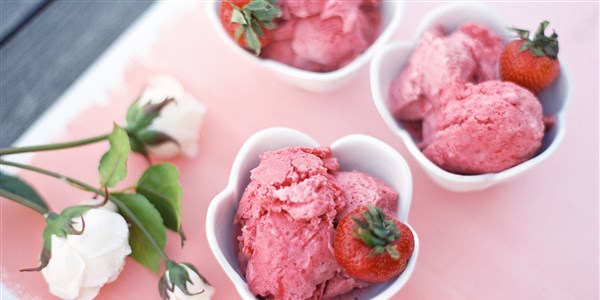 شبه فورية Strawberry Soft Serve Ice Cream