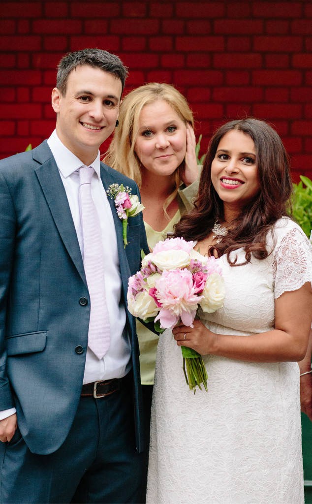 ياسمين Pereira and Jon Bates didn't mind when comedian Amy Schumer photo-bombed their wedding photo shoot in London.