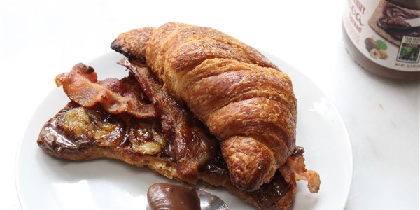5-العنصر Nutella Bananas Foster Croissants with Bacon