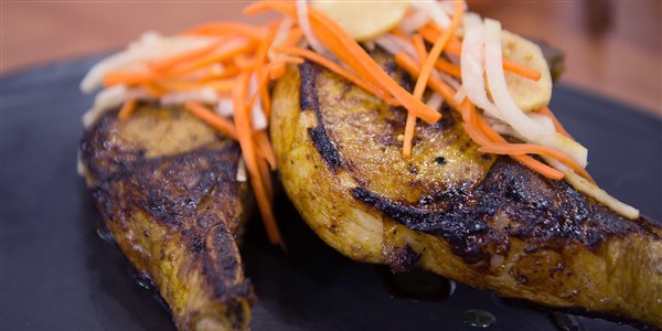 Ahorn-Kurkuma Pork Chops with Pickled Carrots and Daikon