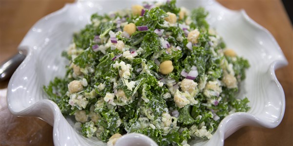Tzatziki-Kohl Salad with Brown Rice and Chickpeas