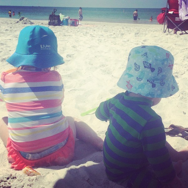 索默 Stiles' kids on the beach