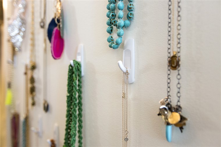 Obraz: Command hooks are used to organize jewelry