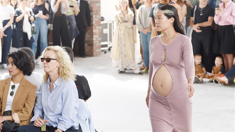Těhotná model Maia Ruth walks in Eckhaus Latta runway show