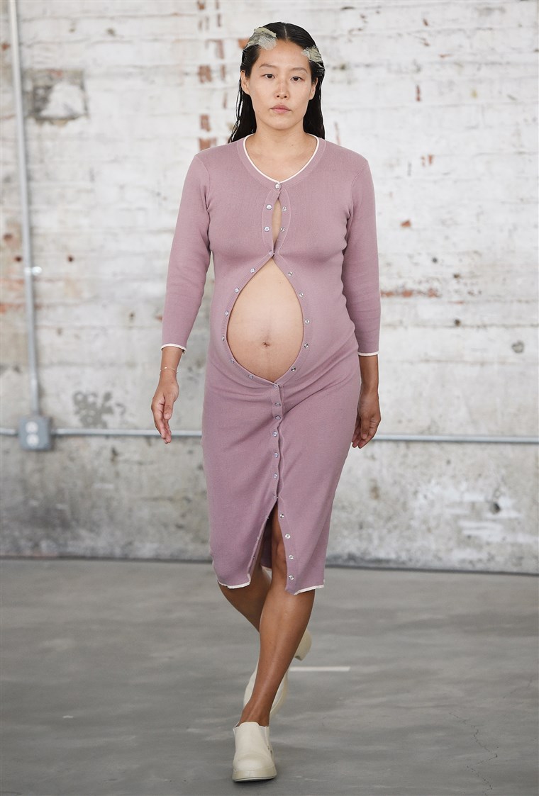 Těhotná model Maia Ruth walks in Eckhaus Latta runway show