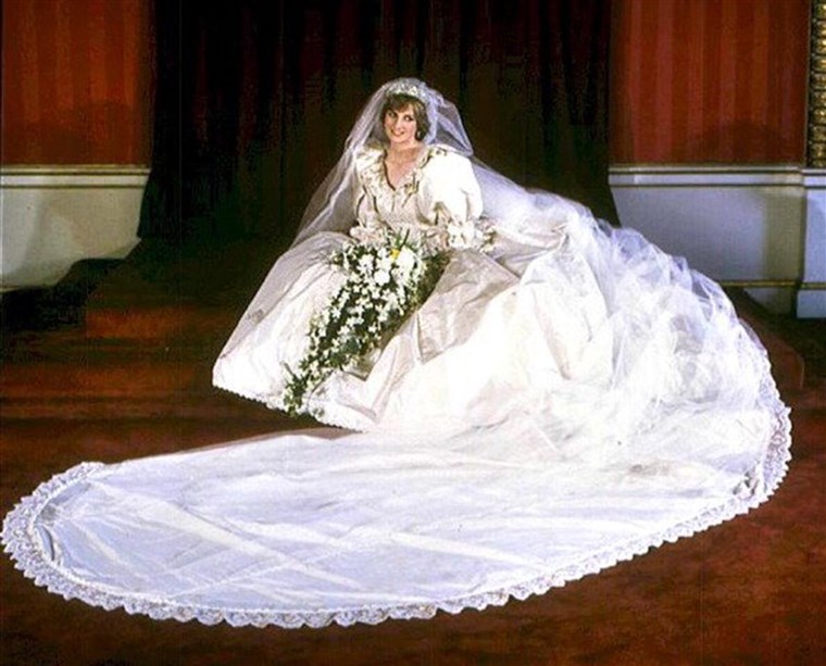 Princezna Diana and her 25-foot train on her July 29, 1981 wedding day.