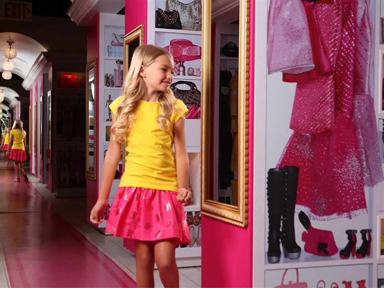 该 Barbie Dreamhouse Experience has opened in Sunrise, Fla., to the delight of young and old Barbie fans. 