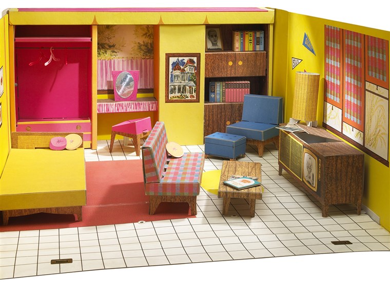 该 Barbie Dreamhouse Experience features life-sized versions of Barbie's fictional home, all splashed with bright Barbie colors. 