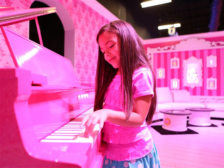 的 course, much of the dreamhouse is covered in Barbie's signature pink. 