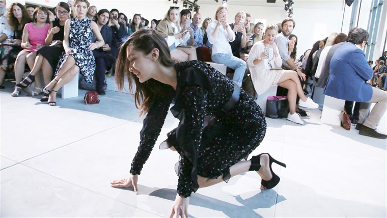 بيلا Hadid falls on the catwalk