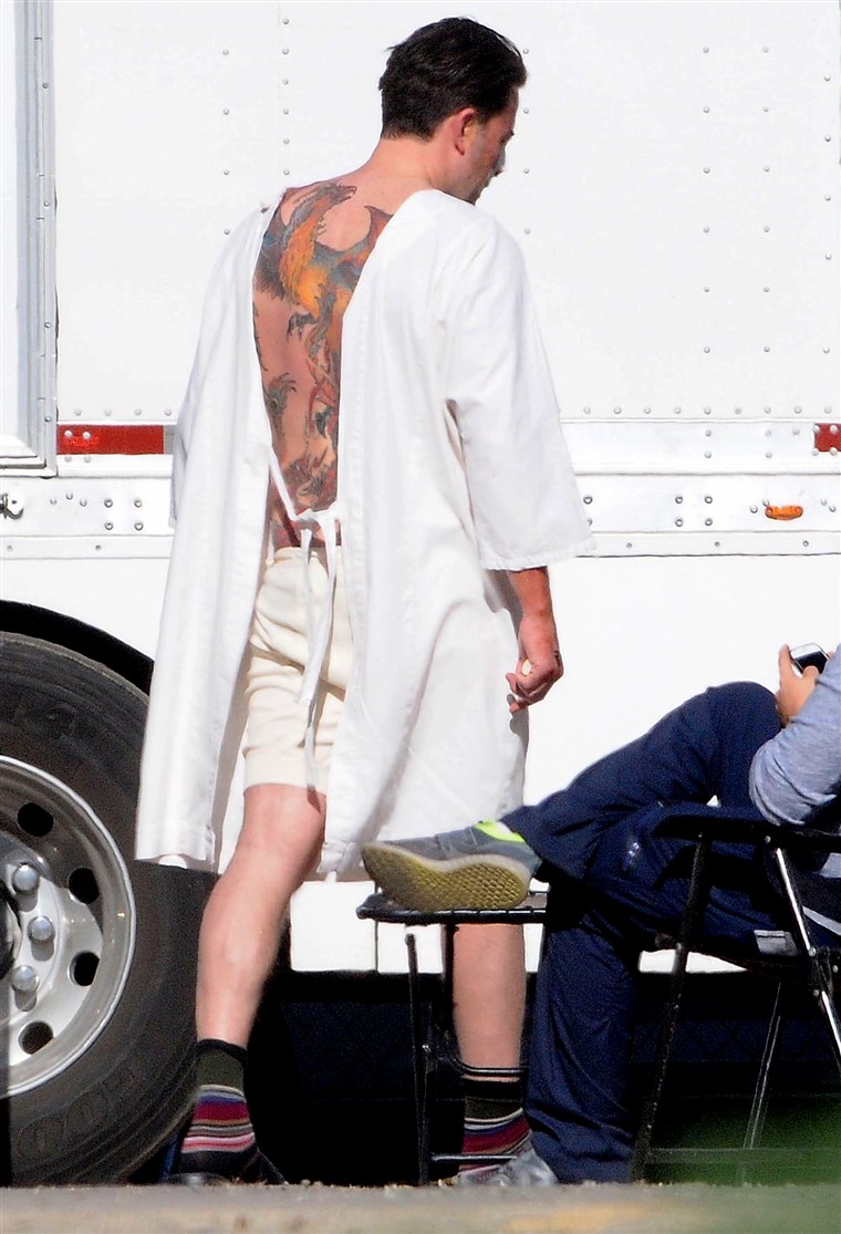 独家... First Shots: Ben Affleck's Huge Back Tattoo