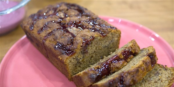 Arašíd Butter and Jelly Swirled Banana Bread