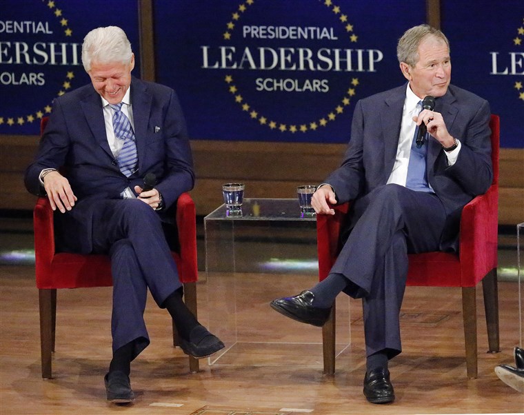 سابق Presidents George W. Bush And Bill Clinton Attend Graduation Ceremony Of The 2017 Presidential Leadership Scholars Class