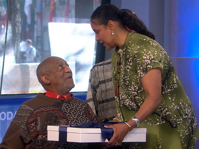 演员 Phylicia Rashad presents a special gift to her former co-star, Bill Cosby.