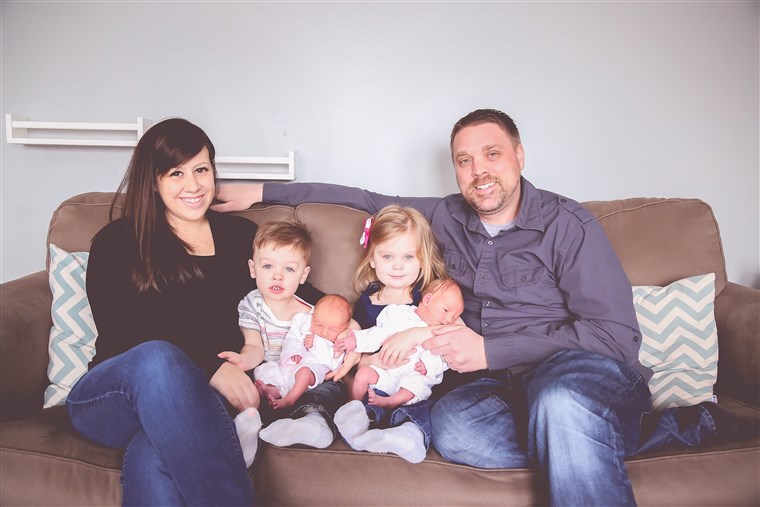 علامة and Andrea Rivas, along with their four kids Conor, Avery, Leah and Elyse.