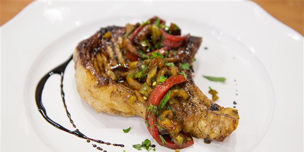 полицай Flay's Grilled Balsamic Pork Chops with Peppers