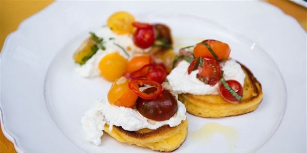 полицай Flay's Johnnycakes with Ricotta, Tomatoes and Chiles
