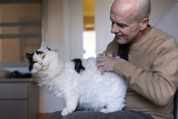 博士 Frank McMillan with a cat