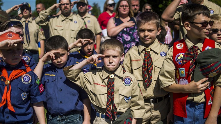 男孩 Scouts and Cub Scouts salute during a Memorial Day ceremony in Linden, Mich. On Wednesday, Oct. 11, 2017, the Boy Scouts of America Board of Directors unanimously approved to welcome girls