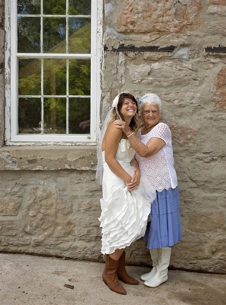 أماندا Scott poses with her beloved grandmother Mary Smith on her wedding day.