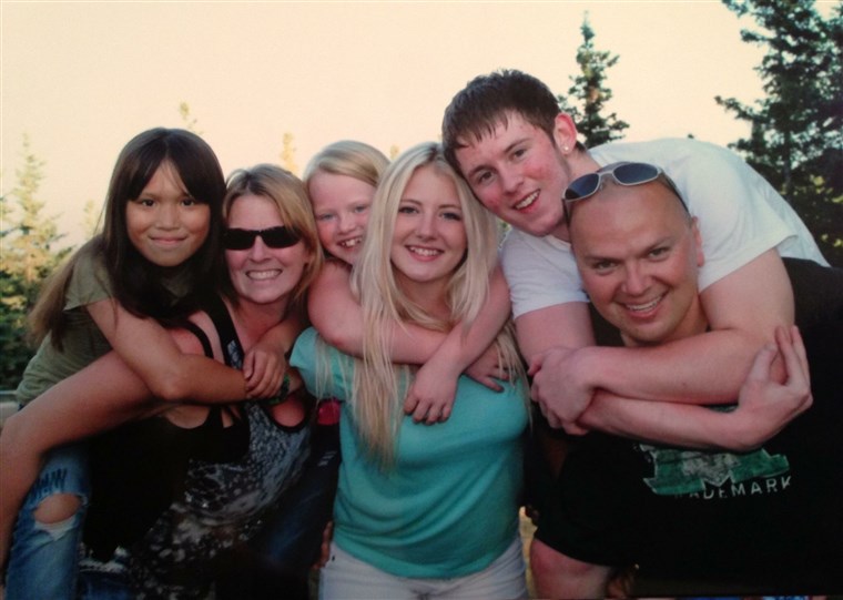 بيكي and Kelly Turney with their kids, including Triston Green, second from the right, who died in October 2015.