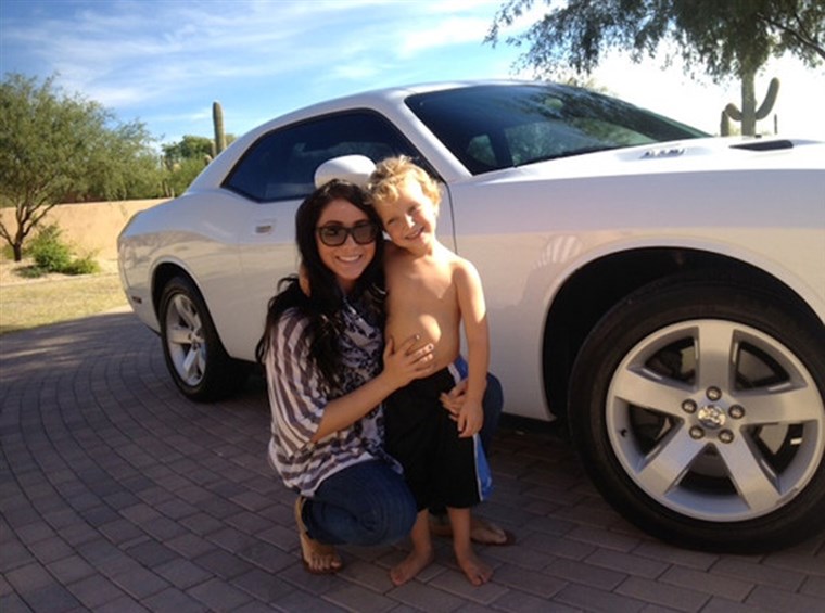 Бристол Palin and her son Tripp and the car she is selling.