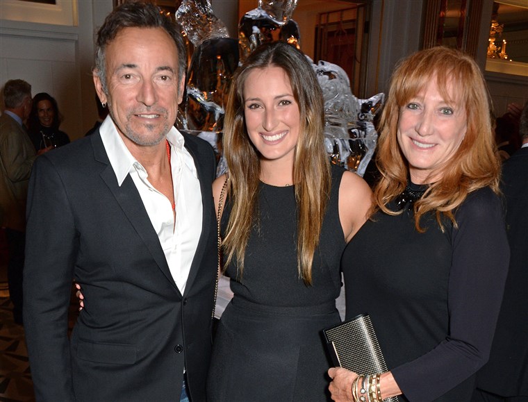 LONDÝN, ENGLAND - AUGUST 13: (L to R) Bruce Springsteen, daughter Jessica Springsteen and wife Patti Scialfa attend the 2014 Longines Global Champion...