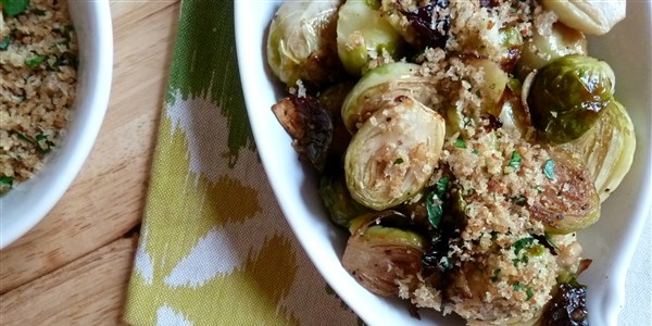 печено Brussels Sprouts with Garlicky Bread Crumbs