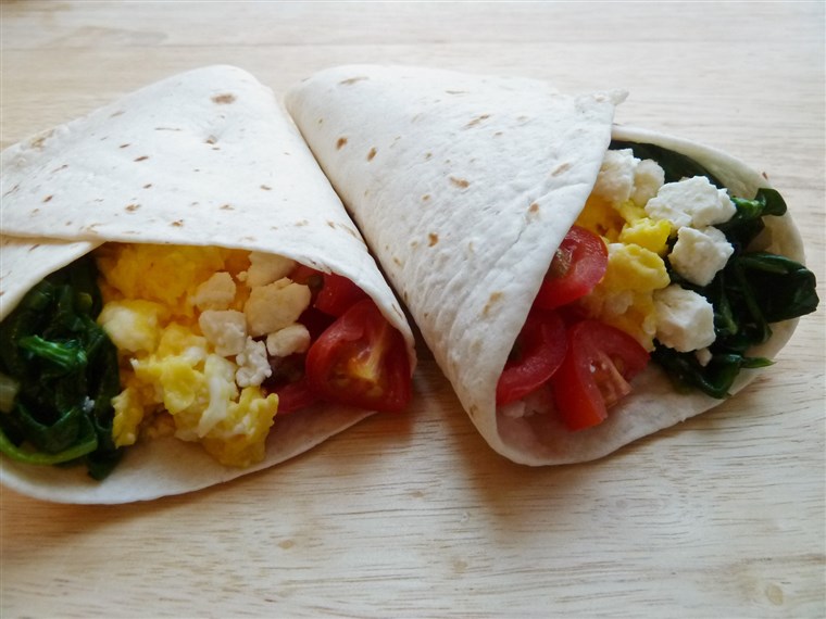 закуска burritos with spinach, tomatoes and Feta