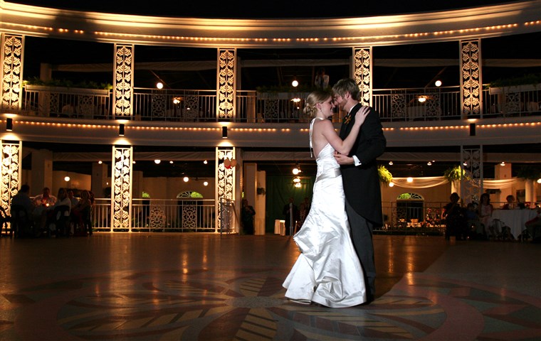 Кариса and Chris Ray dance at their wedding in 2006
