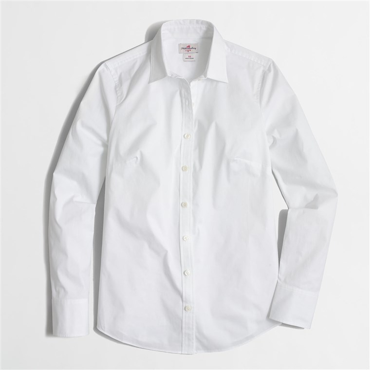 白色 button-down shirt