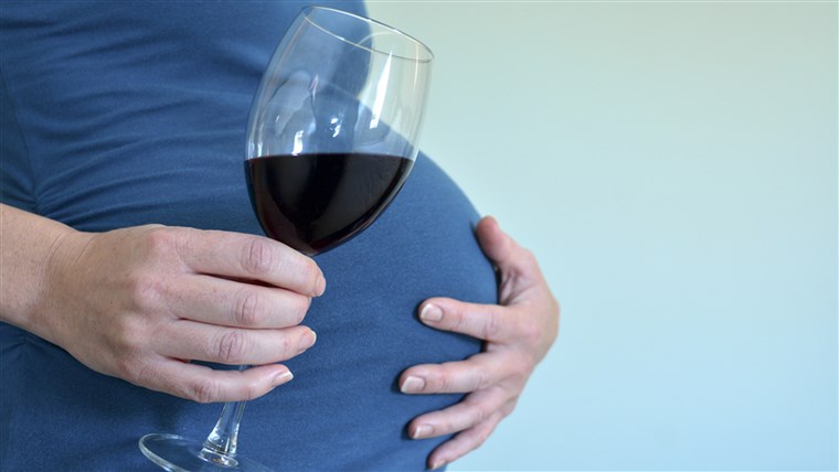 Těhotná woman drinks alcohol