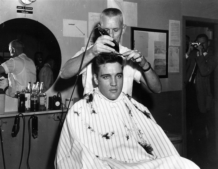 Obraz: Elvis gets ready for G.I. life.