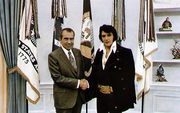 Изображение: President Richard Nixon meeting with Elvis on Dec. 21, 1970.