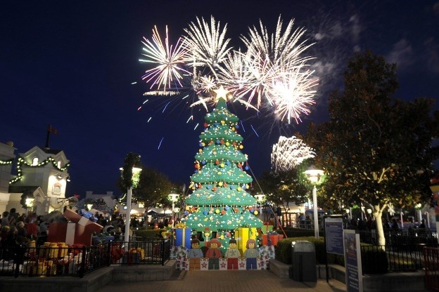 圣诞 tree built of 245,000 DUPLO bricks at LEGOLAND California.
