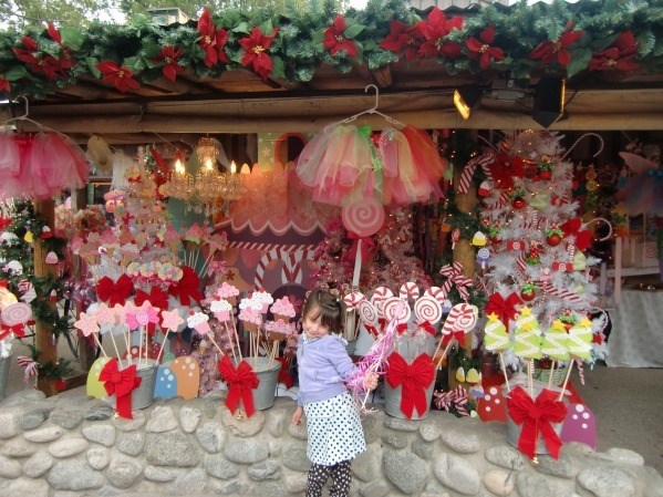 手工制造 holiday items for sale at Knott's Christmas Crafts Village.