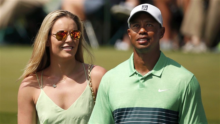 滑雪者 Lindsey Vonn stands next to her boyfriend, U.S. golfer Tiger Woods