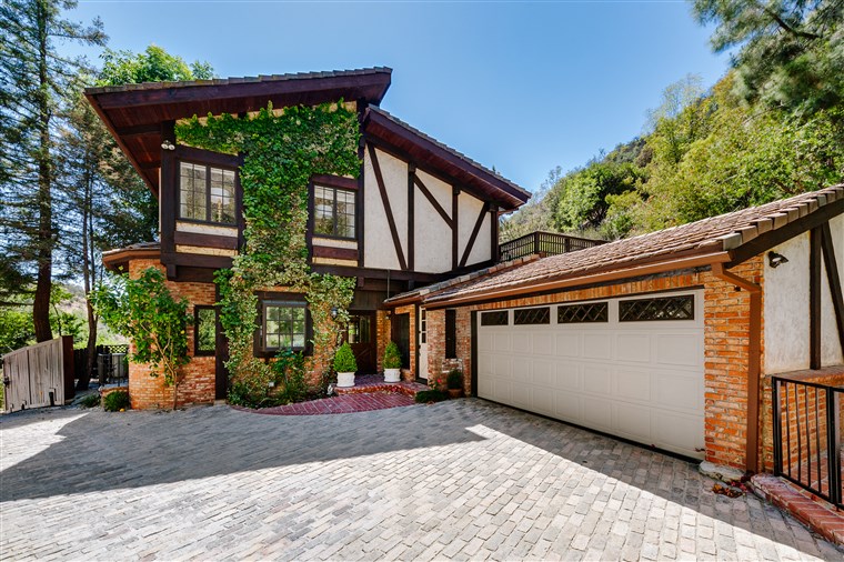 Шер's Beverly Hills house for sale