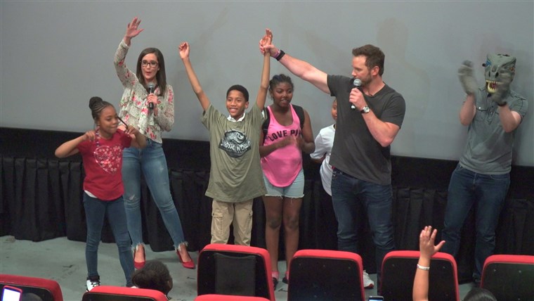كريس Pratt joined some of the excited kids onstage.