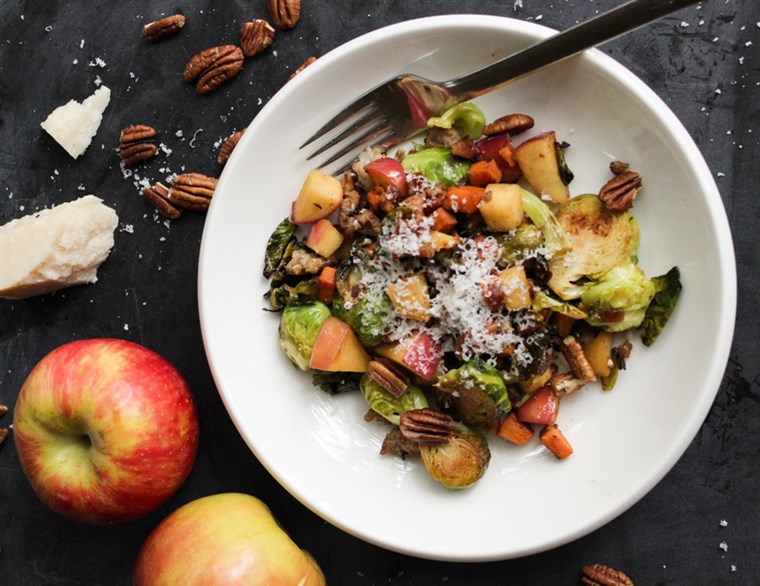 Sladký & Savory Pan Roasted Brussels Sprouts with Pecans, Apples, Sweet Potatoes & Sausage