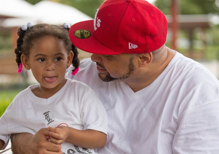 خارى Touré and his youngest daughter Maya share a moment.