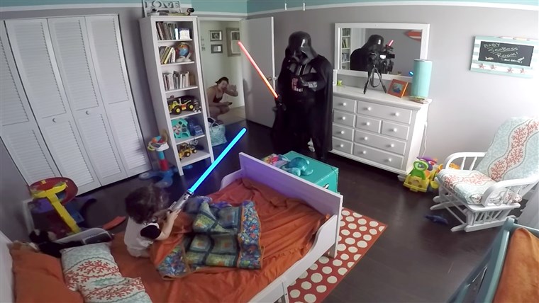 الآب wakes his son up from nap dressed as Darth Vader
