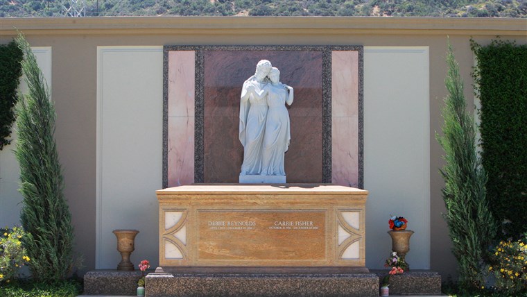 ИЗКЛЮЧИТЕЛЕН: Together forever-- Carrie Fisher & Debbie Reynolds' tomb engraved