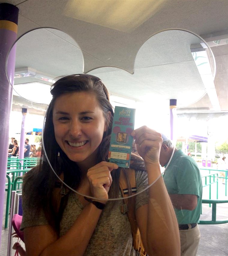 البالغ من العمر 22 عاما Chelsea Herline and her old Disney World ticket