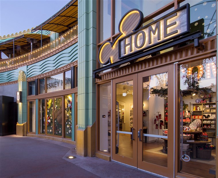 该 entrance to Disney Home in the Downtown Disney District in California.