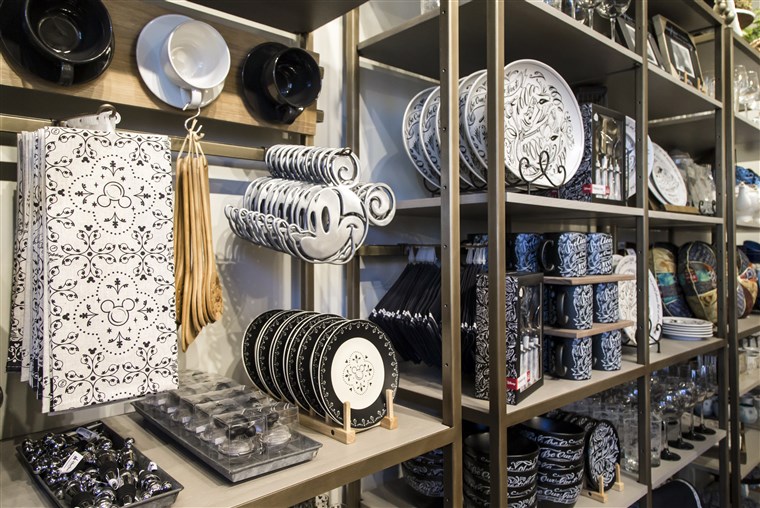 Mickey-gedruckt plates, dish towels, trivets, mugs and more are among the many offerings.