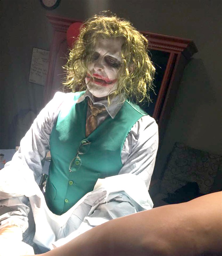 الدكتور. Paul Locus of the Henry County Medical Center in Paris, Tennessee delivers Oaklyn Selph on Halloween while wearing a Joker costume at the parent's request.