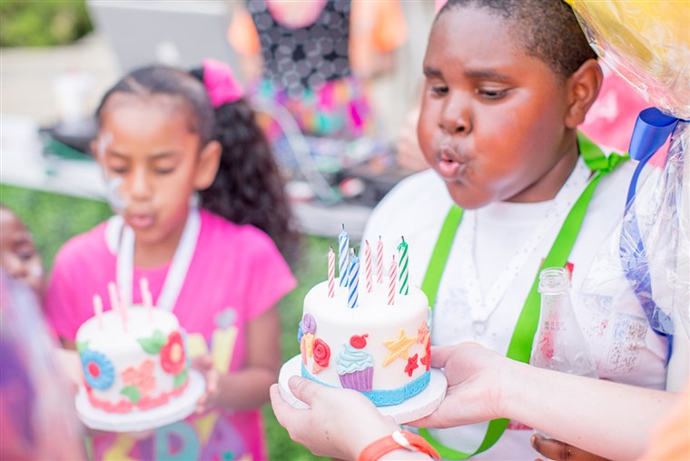 无家可归 children blow out their birthday candles in Dallas.
