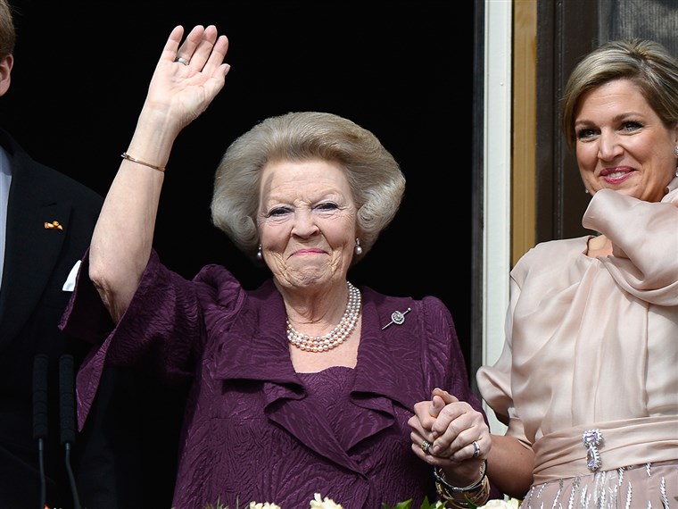 图片： Princess Beatrix of the Netherlands with King Willem Alexander (L) and Queen Maxima (R) 